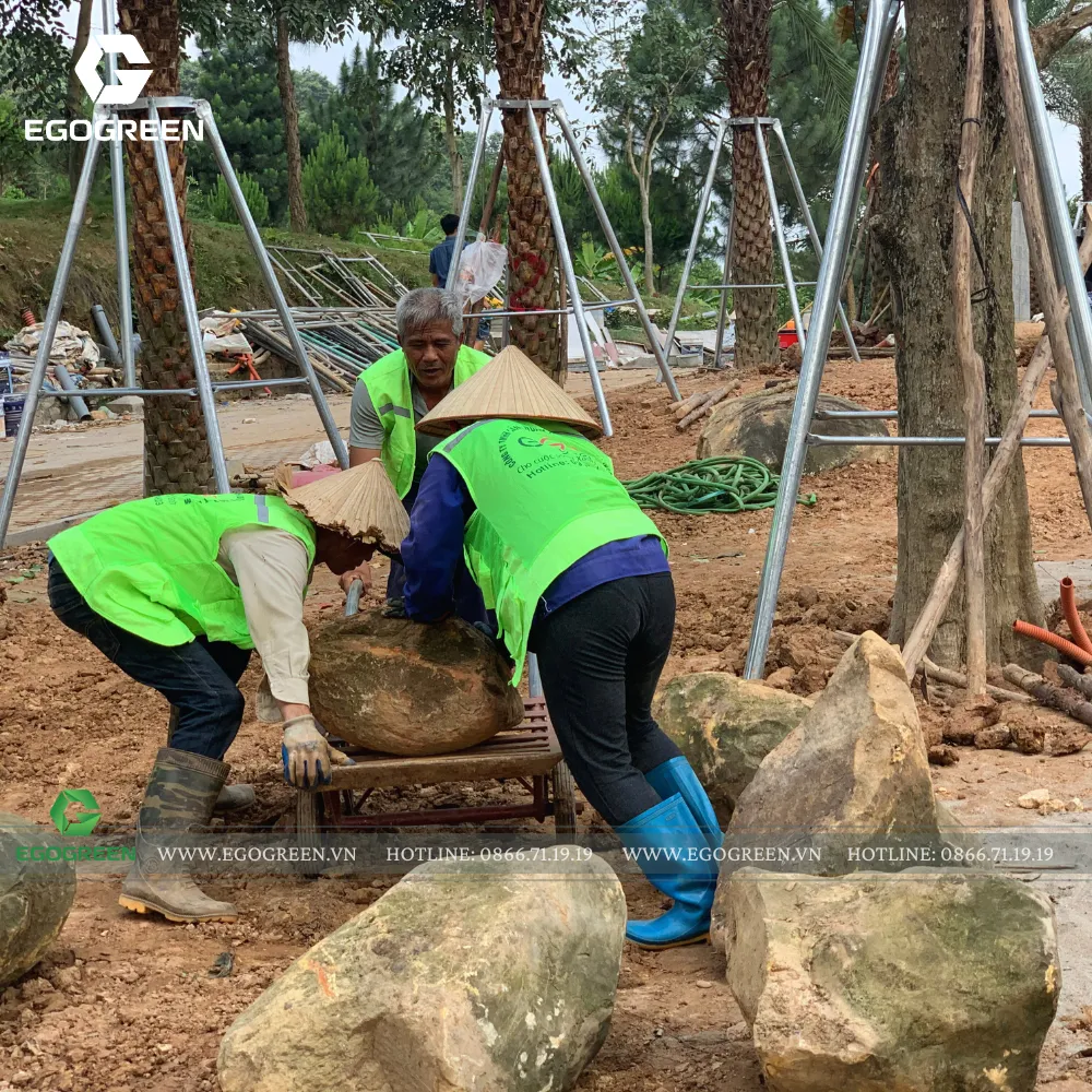 Khối đá tự nhiên tạo điểm nhấn cho sân vườn.